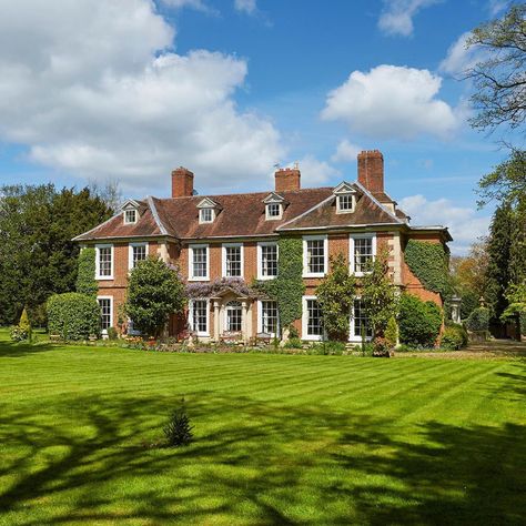 Ben Nicholson on Instagram: “Tripped over this photo the other day, its a rather a lovely 300 year old, William and Mary house in Wellesbourne, near Stratford Upon Avon…” Ben Nicholson, Dream House Aesthetic, Amazing Homes, House Aesthetic, Stratford Upon Avon, William And Mary, Neo Classical, Georgian Homes, Year Old