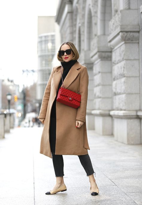 Red Bag Outfit, Moda Over 50, Chanel Bag Outfit, Brooklyn Blonde, Camel Coat Outfit, Tan Coat, Mode Costume, Brown Coat, Camel Coat