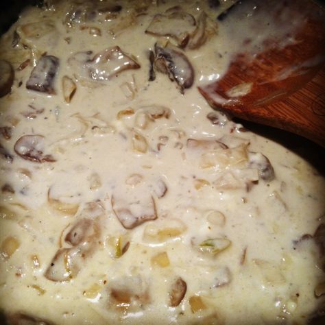 Mushroom Blue Cheese, Cheese Sauce For Steak, Spaghetti Pesto, Mushroom Blue, Creamy Spaghetti, Blue Cheese Sauce, Mushroom Cream Sauces, Steak And Mushrooms, Onion Sauce