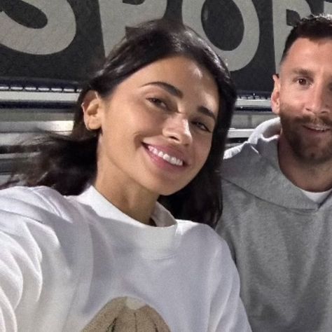 Messi And His Wife Matching Pfp, Barca Matching Pfp, Messi And Antonella Matching Pfp, Messi Matching Pfp, Messi And Antonella, Antonella Messi, Messi Y Cristiano, Messi Photos, Messi And Ronaldo