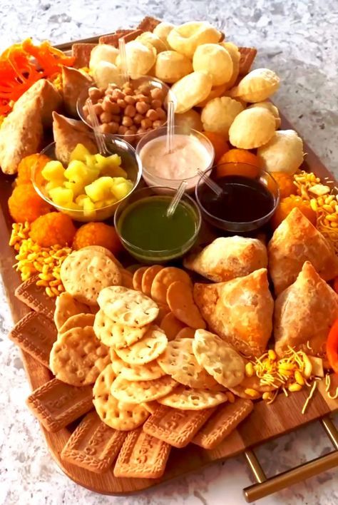 Samosa Board, Chai Party Ideas, Chai Platter, Diwali Platters Ideas, Diwali Charcuterie Board, Desi Charcuterie Board, Chaand Raat Aesthetic, Chaat Station, Holi Platter