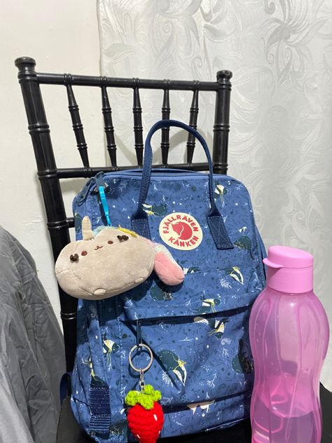 Blue Backpack Aesthetic, Pins On Backpack Aesthetic, Kanken Backpack Aesthetic, Pins On Backpack, Backpack Aesthetic, Fjällräven Kånken, Kanken Mini, Aesthetic Backpack, Chicago Apartment