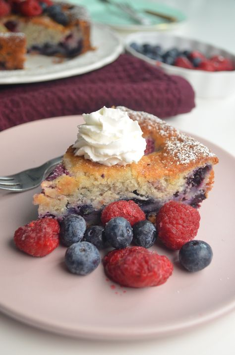 Mix Berries Almond Ricotta Cake Mixed Berry Cake, Almond Ricotta Cake, Almond Flour Cake, Almond Ricotta, Almond Flour Cakes, Baking Soda And Lemon, Quick Cake, Ricotta Cake, Light Cakes