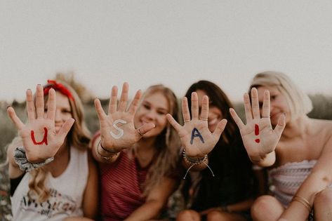 Best Friend Photo Shoot, Fourth Of July Pics, Friend Photo Shoot, 4th Of July Ideas, 4th Of July Pics, Sibling Photo Shoots, 4th Of July Photography, Mini Photo Shoot, Senior Photo Ideas