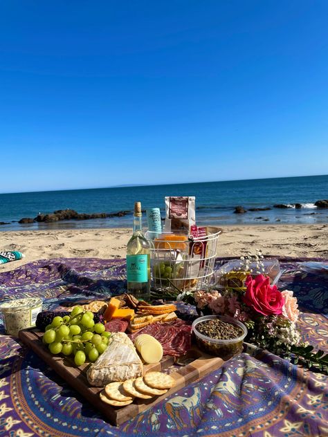 Charcuterie Board For The Beach, Beach Charcuterie Board To Go, Beach Barbecue Aesthetic, Charcuterie Board Beach Picnic, Fancy Beach Picnic, Charcuterie Party, Flowers Wine, Beach Bbq, Beach Flowers