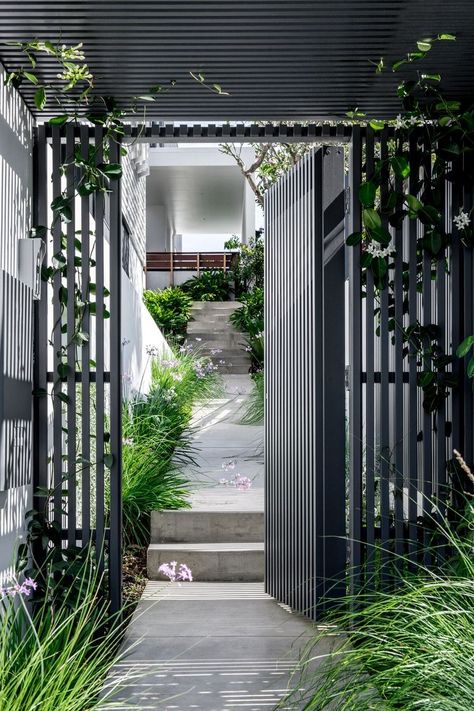 Side Gates, Front Gate Design, Front Courtyard, House Gate Design, Front Gates, Hus Inspiration, Garden Fencing, Wooden Slats, Entrance Gates