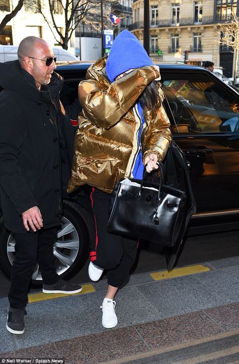 Cover up:  Kendall Jenner (pictured) and Bella Hadid shielded themselves with massive bomb... Puffer Jacket Outfit Women, Gold Puffer Jacket, Kendall Jenner Fashion, Black Birkin, Raf Simons Adidas, Puffer Jacket Outfit, Kendall Jenner Street Style, Jacket Outfit Women, Jacket Adidas