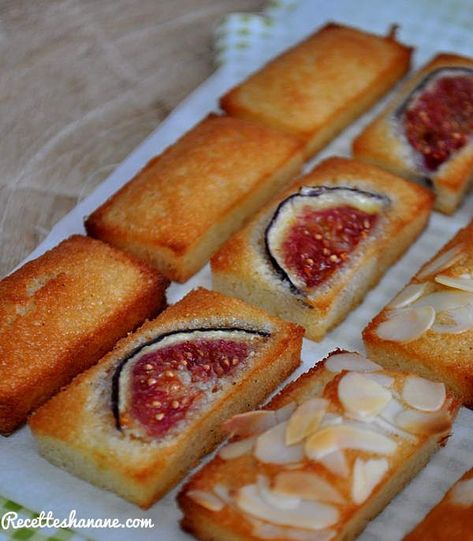 Mini financiers aux amandes - Recettes by Hanane Carrot Banana Cake, Cake Factory, Mini Loaf, Banana Cake, Mini Cakes, Hot Dog Buns, Keto Diet, Biscuits, Carrots