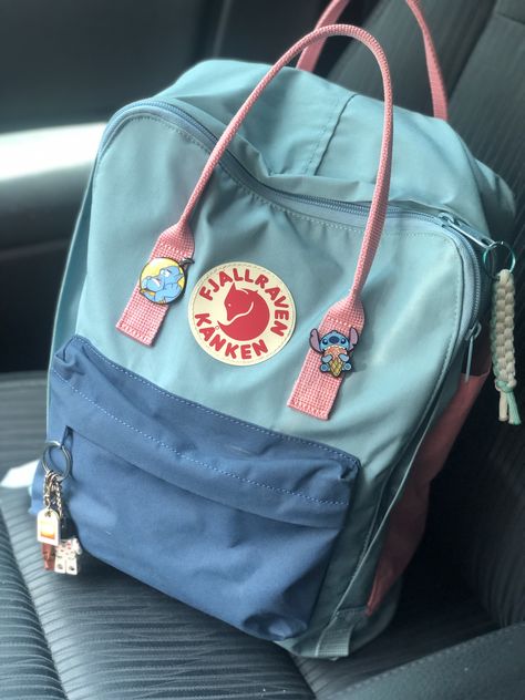 Fljaraven Kanken, Tas Kanken, Blue Kanken Backpack, Fjallraven Kanken Aesthetic, Kanken Bag, Mochila Fjallraven Kanken, Stylish School Bags, Aesthetic Backpack, Inside My Bag