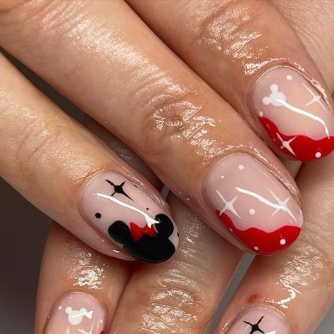 Mickey Christmas Nails Design, Disney Christmas Nails Short, Simple Disney Christmas Nails, Disney Character Nail Designs, Christmas Mickey Nails, Disney Christmas Nail Art, Disney Theme Nails, Mickey Mouse Christmas Nails, Christmas Nails Disney