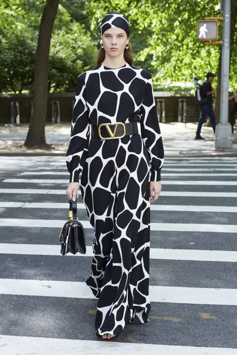 Black White Print Dress, Giraffe Print Dress, Valentino Resort, Cotton Maxi Skirts, Resort 2020, Casual Day Outfits, Womens Fashion Inspiration, Unique Prints, Giraffe Print