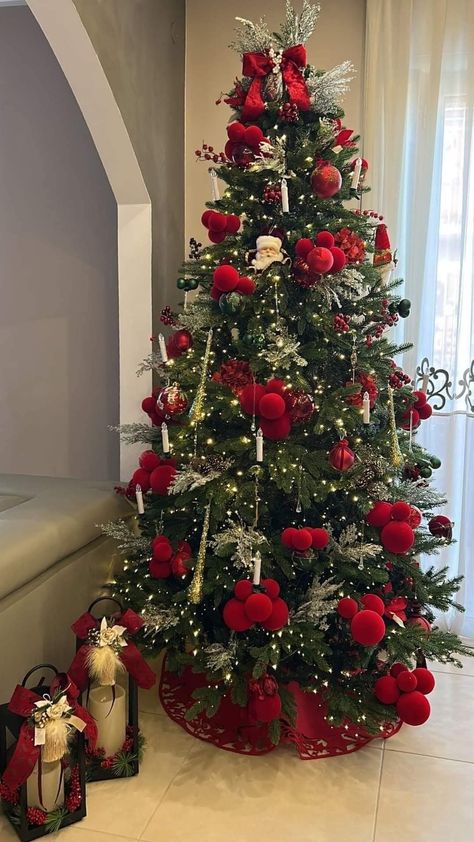 Roses On Christmas Tree, Classic Red Christmas Tree, Christmas Tree Inspo Decorating Ideas, Traditional Christmas Decorations Tree, Christmas Tree Inspo Red, Red Berry Christmas Decor, Christmas Tree Ideas 2024 Trends, Real Christmas Tree Ideas, Roses Christmas Tree