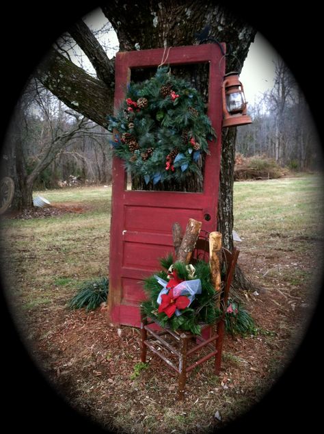 Old Door Christmas Decor, Christmas Driveway, Outdoor Christmas Photos, Wagon Ideas, Diy Christmas Art, Christmas Doors, Fresh Garlands, Country Christmas Decorations, Xmas Deco