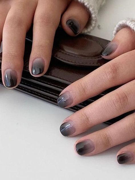 black nails: short ombre Goth Manicure Short, Black Nails Korean Style, Black Nail Art Short Nails, Dark Nail Designs Short, Short Acrylic Nails Designs Black, Nail Korean Style Black, Punk Nails Short, Short Nails Dark, Sheer Black Nails