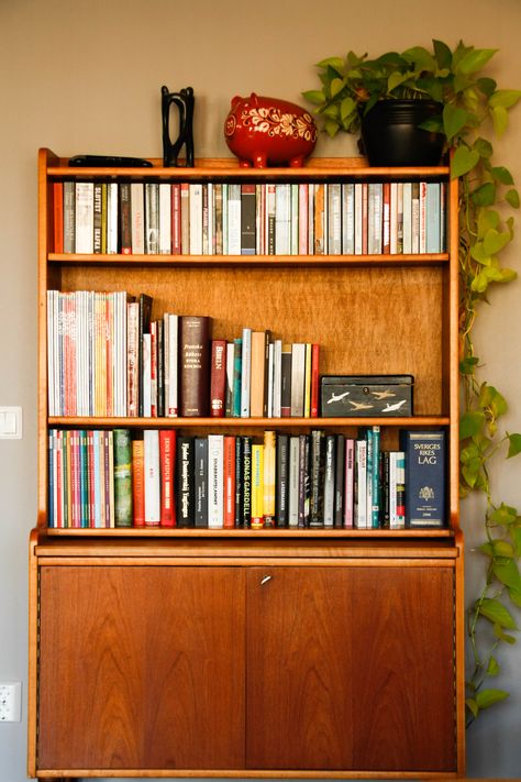 Bokhylla i Teak. Midcentury Bookshelf, Vintage Bookshelf, Bookshelf Inspiration, Apartment Inspiration, Mid Century Modern Furniture, Midcentury Modern, Furniture Makeover, Bedroom Interior, Bookshelves