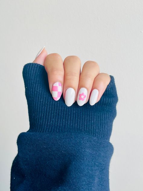 Back To School Nails Checkered, Pink Checkered Nails Acrylic, White Nails Colorful Flowers, Checkered Dip Nails, Simple Nail Designs On White Nails, Spring Nails Trendy, Checker And Flower Nails, Nail Ideas Checkerboard, Pink And White Spring Nails