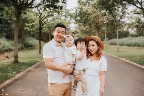 Family With Twins Photography, Family Pictures With Twins, Twin Family Photoshoot, Family Photos With Twins, Twin Toddler Photography, Young Family Photoshoot, Twin Birthday Pictures, Toddler Photography Poses, Twin Photoshoot