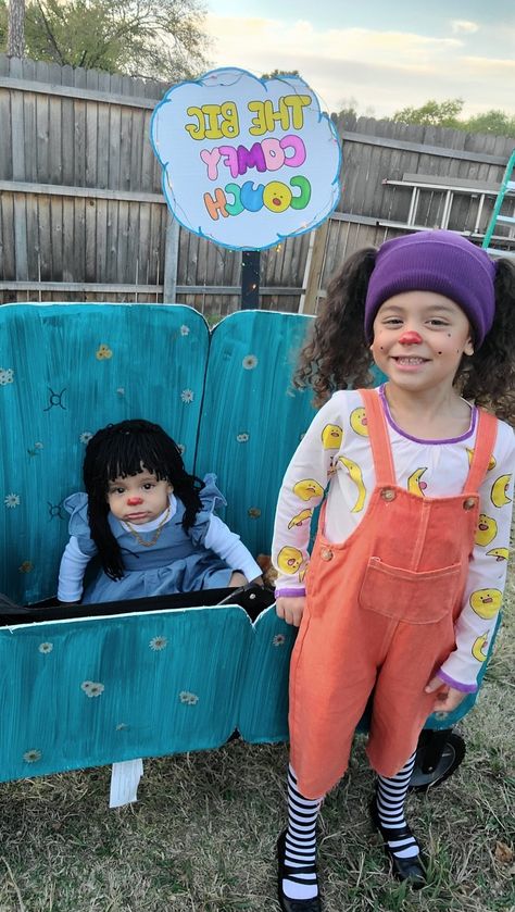 Big Comfy Couch Costume, Loonette The Clown, 2 Person Costumes, Halloween Costumes For Sisters, Twin Day Outfits, Clown Costume Diy, Young Mom Outfits, Big Comfy Couch, Macrame Dolls