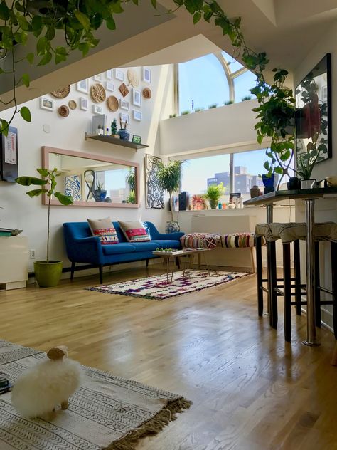 Apartamento New York, Appartement New York, Casa Retro, Lots Of Plants, New York City Apartment, Geek Decor, Apartment Aesthetic, Room Deco, Future Apartment