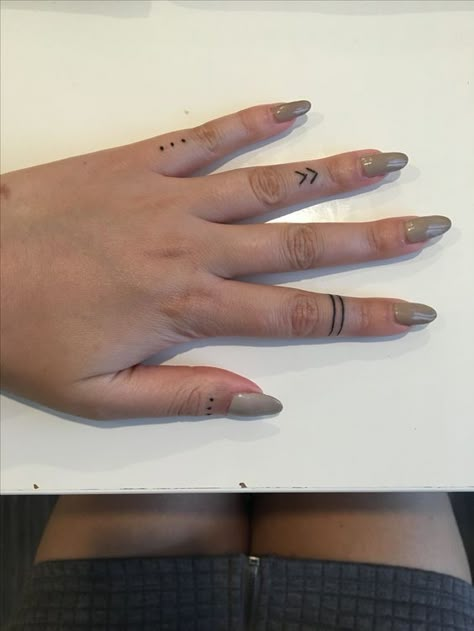 165+ Best Finger Tattoo Symbols and Meanings (2020) Designs for Women & Men Dotted Tattoo, Chevron Tattoo, Tattoo Band, Tiny Finger Tattoos, Tattoo Diy, Small Finger Tattoos, Tato Henna, Finger Tattoo For Women, Finger Tats