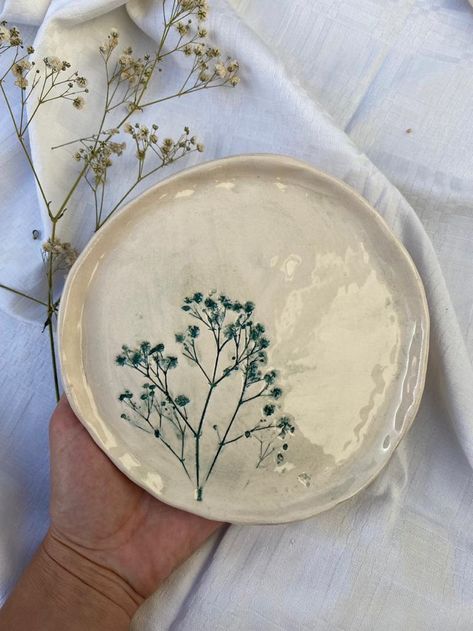 Homemade Ceramic Plates, Clay Plate Design, Ceramics Slab Ideas, Pottery Designs Ideas Creative, Cute Ceramic Plates, Diy Clay Jewelry Dish, Pottery Plate Designs, Clay Handbuilding Ideas, Pottery Designs Ideas