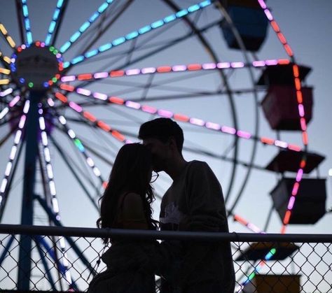 Valentines Photography Couples, Amusement Park Aesthetic, Park Aesthetic, Dream Dates, Bengali Song, Love Couple Images, Korean Drama Quotes, Aesthetic Couple, Park Pictures