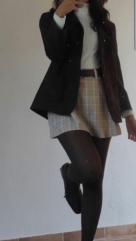 Dark Academia Inspo Outfit, Early Twenties Outfits, Meg Inspired Outfits, Acadimea Outfit, Dark Academia Hourglass Outfit, Winter Outfits Academia, Old Academia Aesthetic Outfit, 90s Academia Outfits, Old Money Brown Outfit