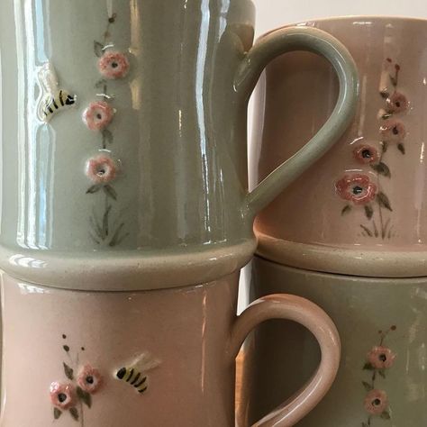 Pottery Mug Ideas Design, Ceramic Pottery Aesthetic, Jane Hogben, Pottery Aesthetic, Pretty Mugs, Keramik Design, Ceramics Pottery Art, Pottery Mugs, Cute Mugs