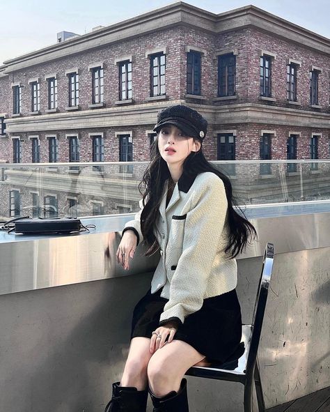 Ootd Topi, Italy Fits, Classy Fits, Winter Inspo, Ribbon Hairstyle, Style Korea, Dark Feminine Aesthetic, Model Poses Photography, Korean Aesthetic