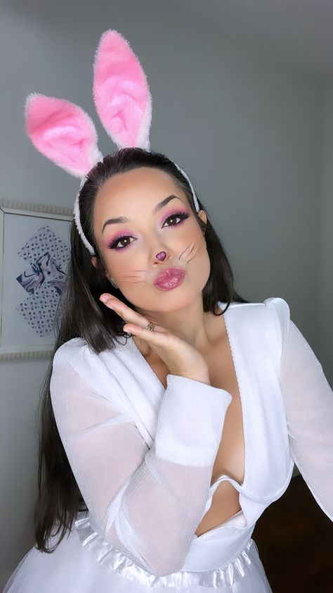 Maquiagem artística com nariz e bigode de coelho e esfumado rosa delicado Make Coelho, Pink Dress Makeup, Easter Makeup, Makeup Clothes, Cute Halloween Costumes, Soft Girl, Cute Halloween, Womens Makeup, Circus