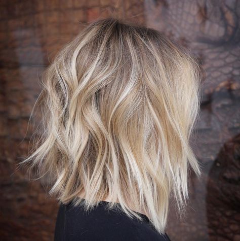 Are you bored of your look? Layers are a great way to spice up dull hair! Check out these 50 stunning medium length layered haircuts and hairstyles! Blonde Bob Haircut, Medium Length Layers, Blonde Lob, Messy Bob, Messy Bob Hairstyles, Makeup Tip, Shoulder Length Bob, Medium Layered Haircuts, Hair Adviser