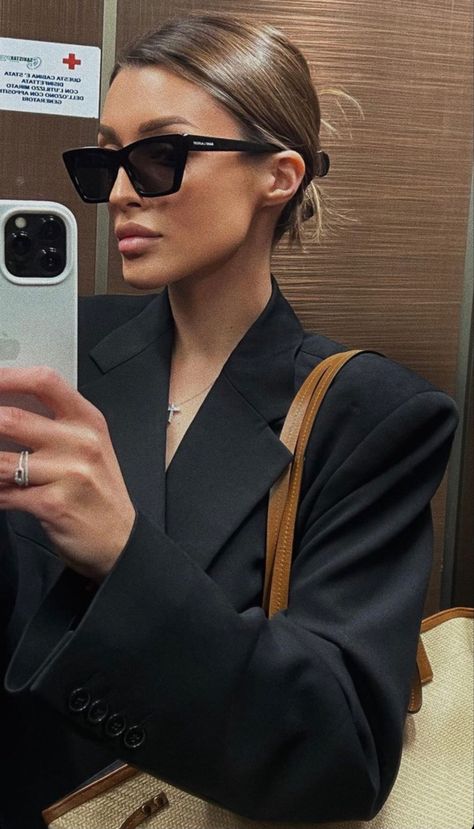 Winter Style Guide, Sunglasses Outfit, Saint Laurent Sunglasses, Style Inspiration Casual, Girl Attitude, Fashion Wallpaper, Prada Sunglasses, Cool Sunglasses, Girls Wardrobe