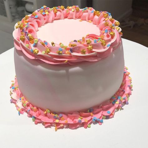 Hugs And Cakes on Instagram: “So simple yet so cute! Baby pink funfetti cake with funfetti frosting! #funfetti #birthdaycake #pink #newyork #hugsandcakesny…” Cute Funfetti Cake, Funfetti Cake Aesthetic, Pink Confetti Cake, Funfetti Frosting, Pink Pie, Fake Cakes, Aesthetic Foods, Girly Cakes, Confetti Cake