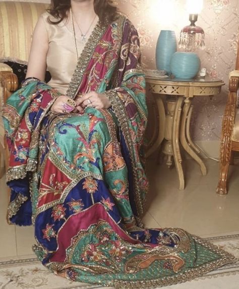 Heavy Duppata, Luxury Bollywood Style Dupatta, Traditional Heavy Dupatta For Wedding, Bollywood Style Embellished Dola Silk Dupatta, Traditional Heavy Dupatta, Punjabi Suits Designer Boutique, Heavy Dupatta, Pakistani Formal Dresses, Fancy Tops