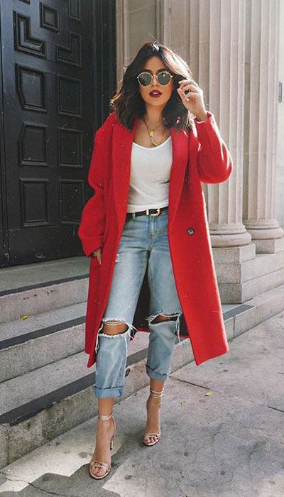 From velvet jackets to red bodycon dresses, there is something for everyone from cozy to glam. Have a look at these 25 Casual XMAS Holiday Outfit Ideas for Every Girl's Style. Christmas + New Year Outfits via higiggle.com | Red Trench Coat | #holiday #christmas #newyear #coat Fall Fashion Coats, 일본 패션, Trening Fitness, Red Coat, Pinterest Fashion, Mode Inspiration, Winter Fashion Outfits, Style Outfits, Outfits Casuales