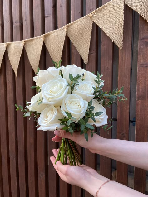 Bride Hand Bouquet, Brides Flowers Bouquet, Simple Wedding Bouquets, Courthouse Wedding Dress, Foto Wedding, Rose Wedding Bouquet, Photoshoot Wedding, Tulip Bouquet, Bride Bouquet