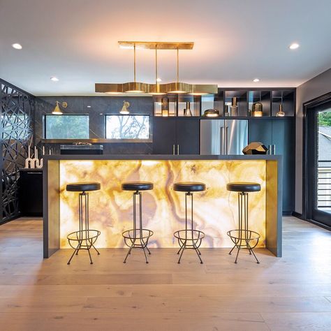 Aria Stone Gallery on Instagram: “Creamy pink veining flows throughout @ariastonegallery’s translucent Onyx Avorio to create a warm canvas and subtle accent piece. When…” Modern Home Bar Designs, Bar Table Design, Home Bar Counter, Bar Counter Design, Home Bar Rooms, Modern Home Bar, Bar In Casa, Marble Bar, Bar Interior Design