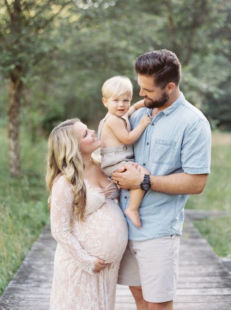 Family Maternity Pictures, Maternity Photography Family, Maternity Photography Poses Outdoors, Outdoor Maternity Photos, Maternity Photography Outdoors, Family Maternity Photos, Fall Family Photo Outfits, Maternity Photoshoot Poses, Family Photoshoot Outfits