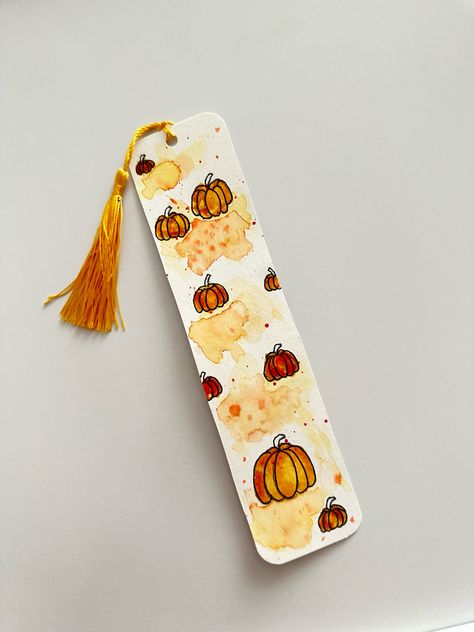 Pumpkin Bookmark, Autumn Bookmark, Halloween Bookmarks, Diy Crafts Bookmarks, Fall Arts And Crafts, Bookmark Ideas, Watercolor Pumpkin, Creative Bookmarks, Pumpkin Autumn