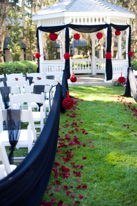 Decoración con rosas rojas Patriotic Wedding, Marine Wedding, Gazebo Wedding, Deco Rose, July Wedding, Mom Wedding, Black White Wedding, Bridal Flowers, Ceremony Decorations