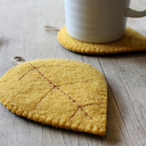 et pourquoi une jolie sous-tasse rebrodée...par exemple avec le fil Filanthrope marigold  by lilfishstudios, via Flickr Felt Coasters, Felt Leaves, Cadeau Diy, Wool Projects, Wool Crafts, Diy Couture, Felt Diy, Crafty Craft, Mug Rug