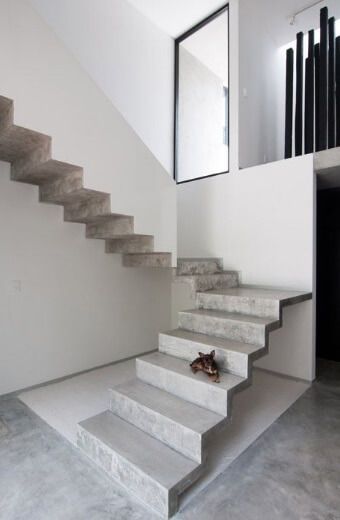 Microcement stairs ideas, types of concrete stairs Concrete Home Interior, Concrete Staircase, Contemporary Stairs, Diy Staircase, Stairs In Living Room, Escalier Design, Concrete Stairs, Staircase Decor, Concrete Home