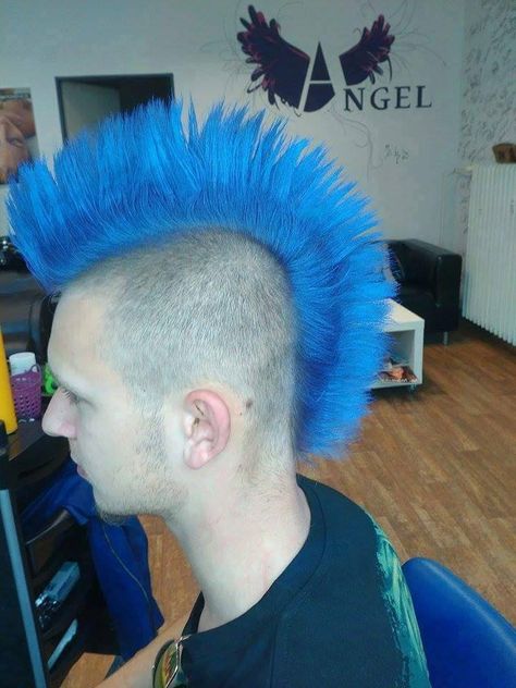 Punk blue Blue Mohawk, Punk Guys, Punk Mohawk, Mohawk Hair, Mohawk Haircut, Gents Hair Style, Punk Aesthetic, Mohawk Hairstyles, Punk Scene