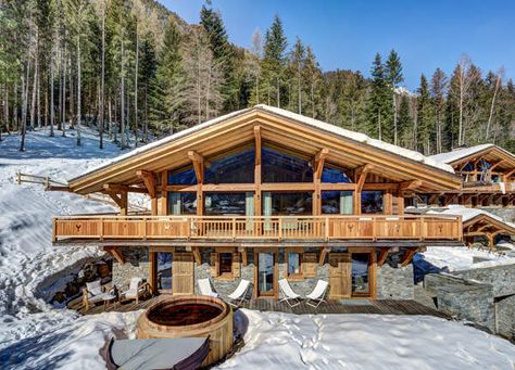 Chalet Saphir Chamonix - Propriété de luxe à vendre - Le Collectionist Swiss Chalet House Exterior, Chalet Design Exterior, Modern Chalet Architecture, Ski Chalet Exterior, Chalet Floor Plans, Chalet Architecture, Chalet Exterior, 1950s Tv, Cabin Architecture