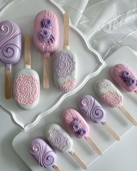 Cake pop and cakery by Nur on Instagram: “Free hand lace piping: right consistency made it easy . . #crazepop  #cakepopmalaysia  #cakepopsmalaysia  #cakepop  #popcakemalaysia…” Cakesicles Ideas, Elegant Cake Pops, Popsicles Cake, Ice Cream Cake Pops, Cake Pop Designs, Decoration Patisserie, Cake Pop Decorating, Chocolate Covered Treats, Best Wallpapers