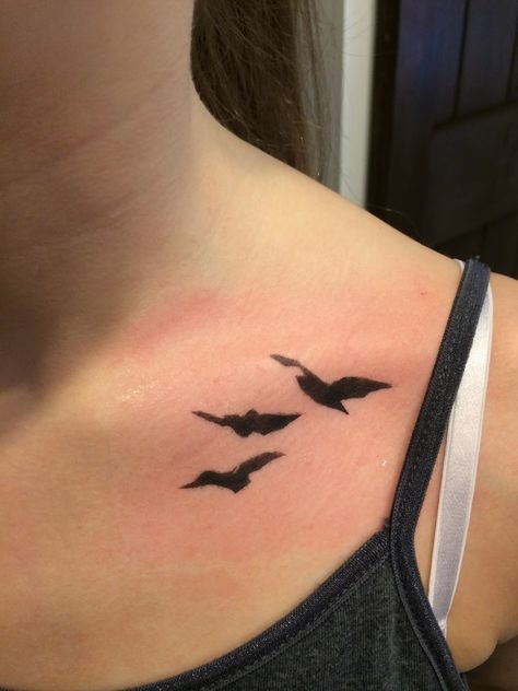 Trying to Serve: Temporary Tattoo - Tris from Divergent Tris From Divergent, Tris Tattoo, Divergent Tattoo, Fandom Tattoos, Tattoo Uk, Tatuagem Masculina Pequena, Bookish Tattoos, Crow Tattoo, Subtle Tattoos