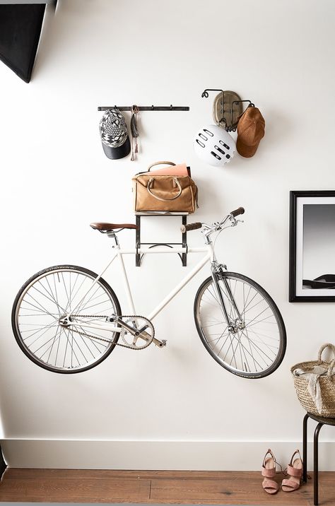 wall mounted bike rack inside front door with helmets and bag Apartment Living Rooms, Bike Storage Design, Utility Ideas, Bike Storage Apartment, Ideas For Small Apartments, Storage Apartment, Wall Mount Bike Rack, Organised Life, Bike Wall Mount