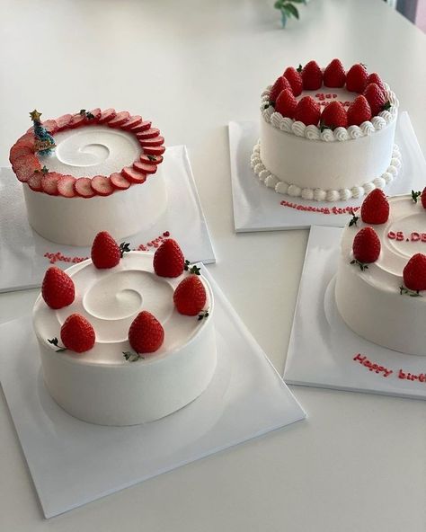 Korean Chocolate Cake, Strawberry White Cake, White Cake With Strawberries, Strawberry Cake Birthday, Strawberry Cake Design, Strawberry Birthday Cake, Simple Cake Designs, Mini Cakes Birthday, Berry Cake