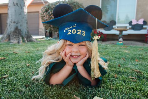 Preschool Graduation Ideas Pictures, Toddler Graduation Pictures, Kinder Graduation Pictures, Kindergarten Graduation Photos, Prek Graduation Photo Ideas, Preschool Graduation Photoshoot, Kindergarten Graduation Ideas Pictures, Pre K Graduation Pictures, Kindergarten Graduation Photoshoot