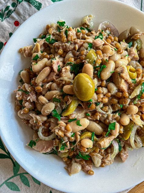 Italian Farro Tuna Salad with Beans, Olives and Lemon - The European Dish Italian Bean Salad, Tuna Bean Salad, Salad With Beans, Italian Beans, Baby Potato Recipes, Veggies Salad, Smashed Potatoes Recipe, European Dishes, Beet Soup